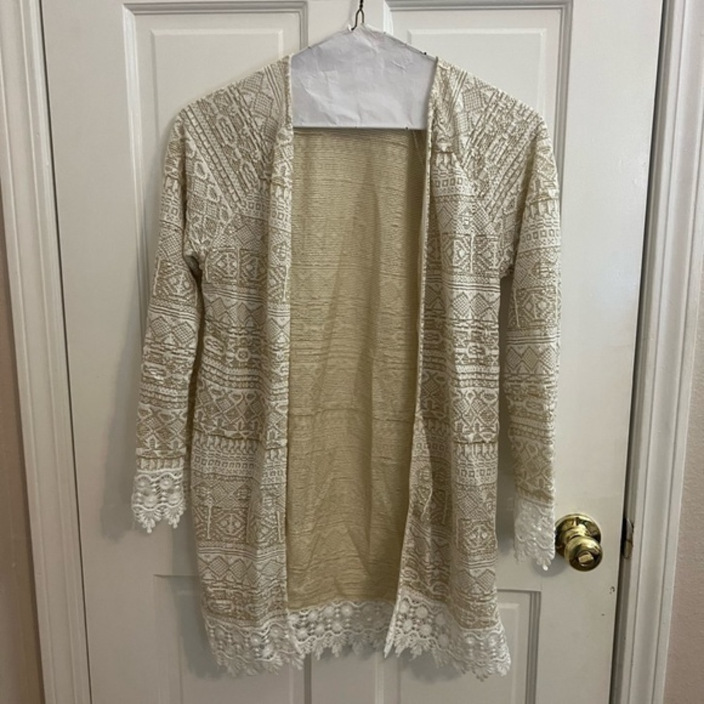 Women’s cardigan. Size small. Taupe color and Ivory. L.A. hearts.